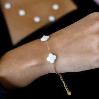 Armband met klavertjes in parelmoer