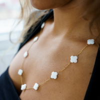 Ketting met klavertjes in parelmoer